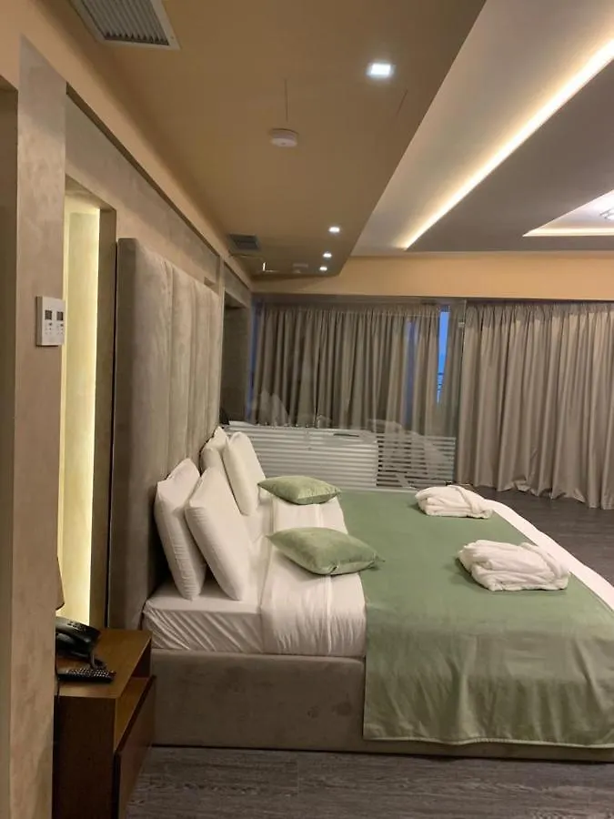 Albanopolis Hotel ティラナ 4*,